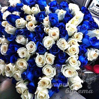 101 белая и синяя роза 60 см.