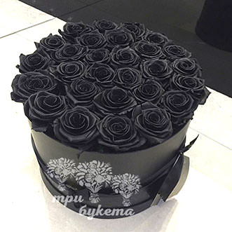 Букет из 28 черных роз в шляпной коробке