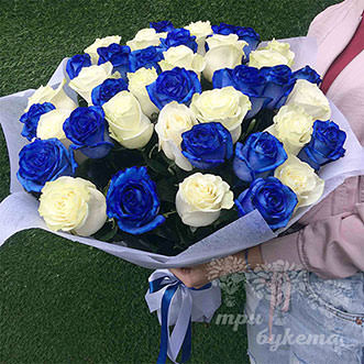 Букет из 37 синих и белых роз