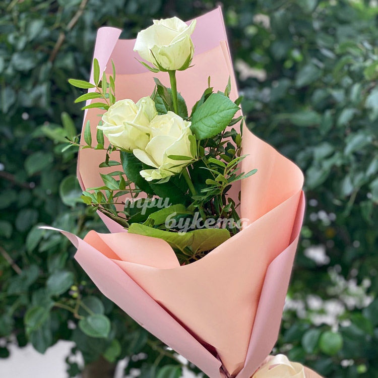 Мини-букет из 3 розовых роз (на фоне зелени)