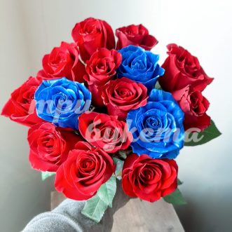 Букет из 15 красных и синих роз
