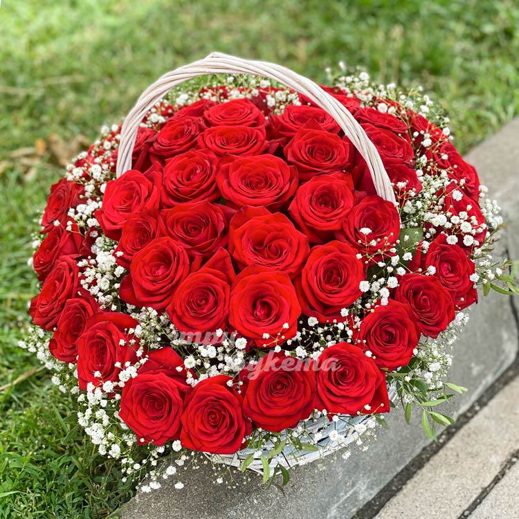 Композиция из 45 роз в виде сердца (на фоне травы)