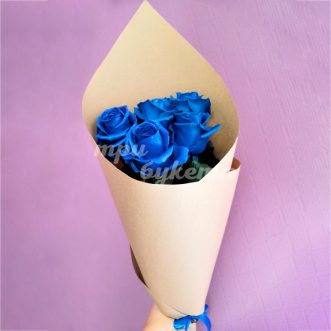 Букет из 5 синих роз в крафте