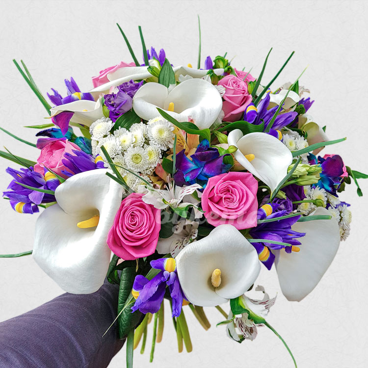 Яркий букет из ирисов, калл и роз