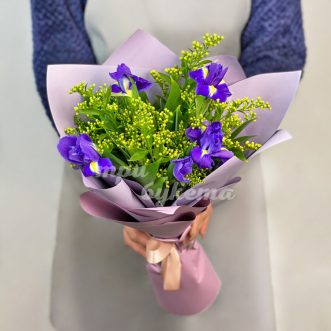 Букет из ирисов и солидаго