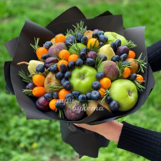 Букет из яблок, винограда и инжира