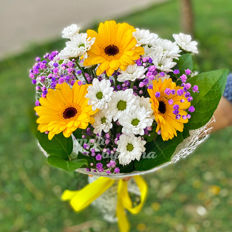 Букет из желтых гербер и белых хризантем