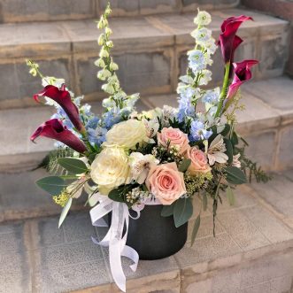 Коробка из калл, роз и дельфиниума