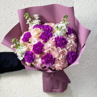 Букет гортензий, гвоздик и маттиол