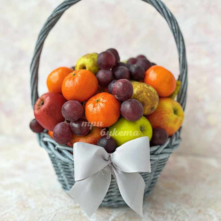 Корзина яблок, груш и цитрусовых (крупный план)