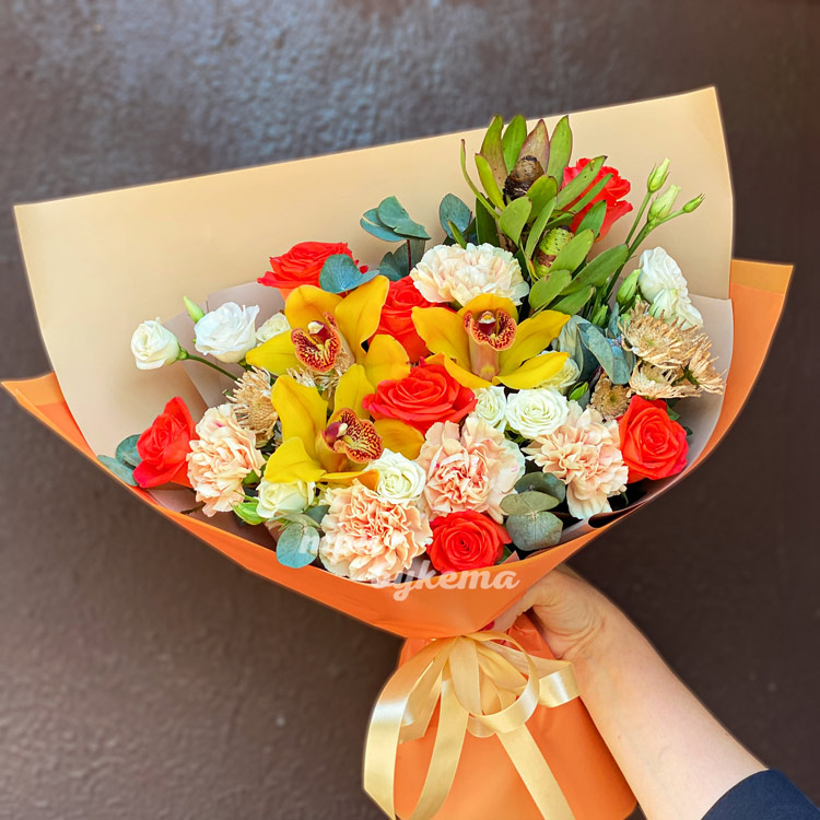 Оранжевый букет из орхидей и гвоздик (на фоне стены)