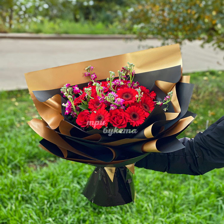 Букет красных гербер и розовых маттиол