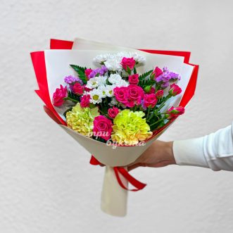 Букет зеленых гвоздик и розовых роз