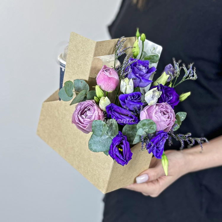 Бокс с кофе и фиолетовыми эустомами (ракурс на цветы)