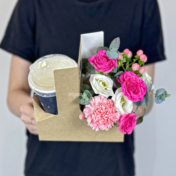 Коробочка с кофе, розами и гвоздикой (вид сверху)