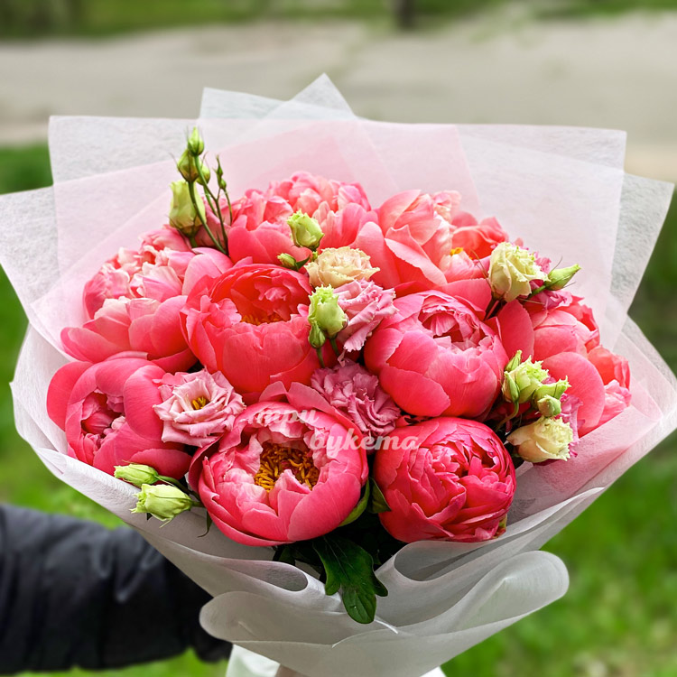 Букет коралловых пионов и розовых эустом (крупный план)