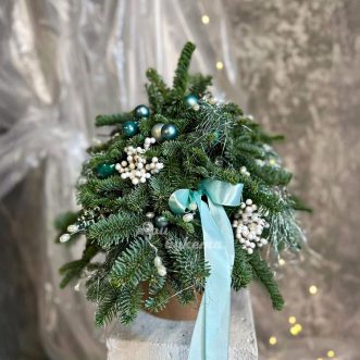 Новогодняя елочка с декором и лентой