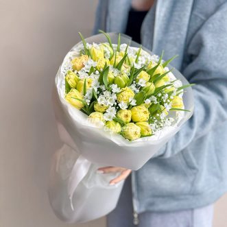 Букет желтых тюльпанов с алиумом Букет желтых тюльпанов с алиумом